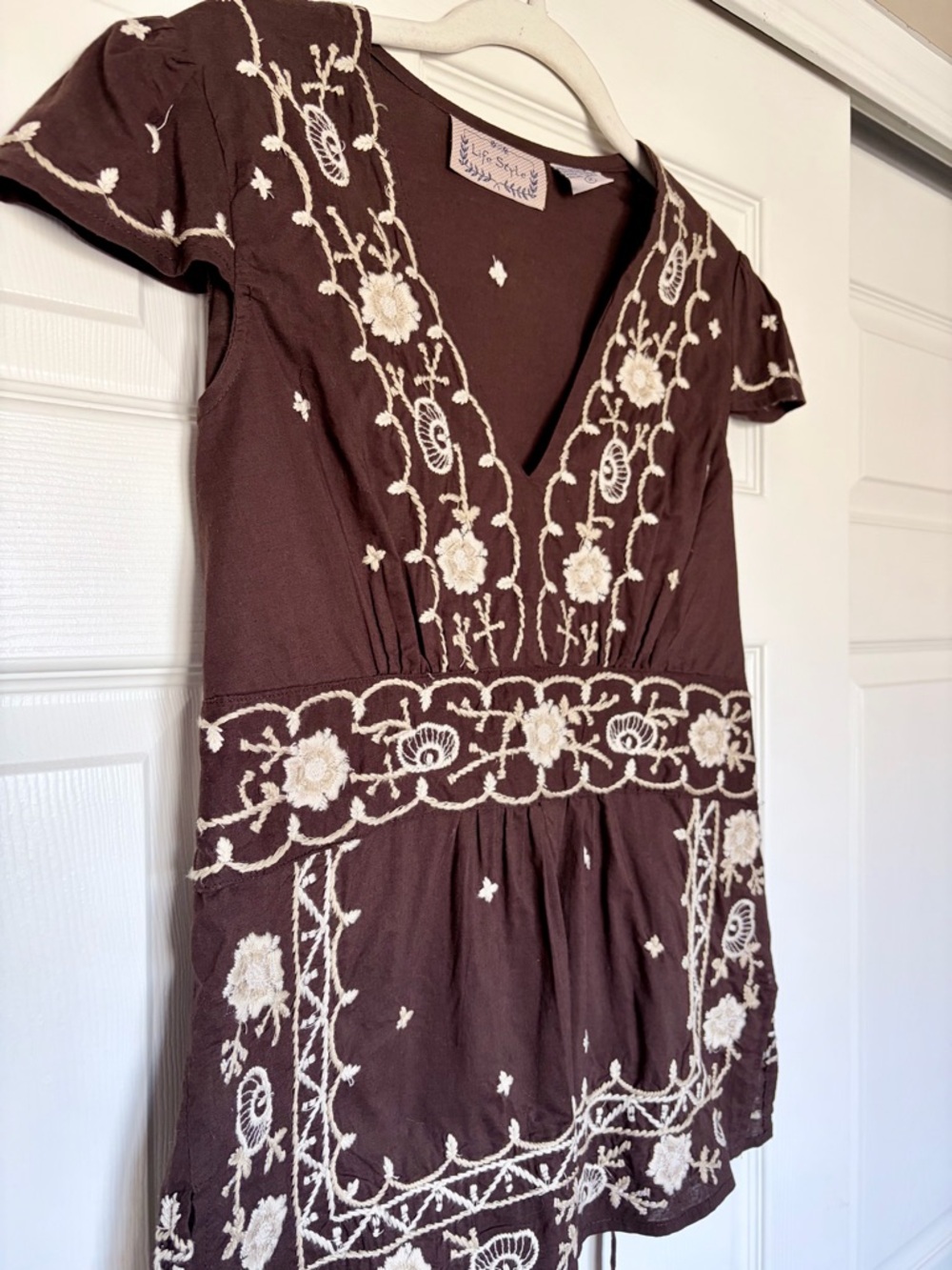 Vintage Brown V-Neck Tunic Blouse with Creamy White Floral Embroidery — Size M
